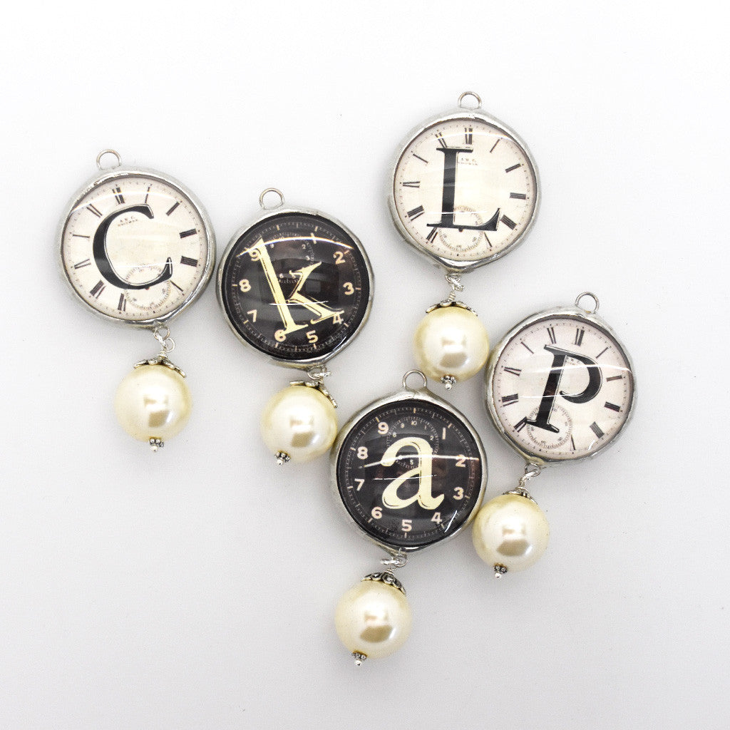 Clock Pearl Intital